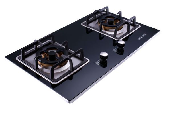 燃?xì)庠?></p>
<p><br></p>
<p>一、不銹鋼燃?xì)庠?/p>
<p>不銹鋼燃?xì)庠畹淖畲筇攸c(diǎn)就是強(qiáng)度非常高，不管你的廚具有多種，不銹鋼燃?xì)庠疃际悄軌虺惺艿米〉模《遥€有一個很大的優(yōu)點(diǎn)就是很容易清潔，如果灶臺上面臟了的話，我們只需要用一個濕抹布輕輕地在灶臺上擦一遍，上面的油污就會被我們清潔干凈了！除此之外，耐高溫也是不銹鋼燃?xì)庠畈坏貌徽f的優(yōu)點(diǎn)，我們在使用燃?xì)庠畹臅r候，灶面上溫度肯定是非常高的，但是不管你的溫度有多高，不銹鋼都能承受，不會發(fā)生變形影響美觀。但是不銹鋼燃?xì)庠钜灿腥秉c(diǎn)，就是它非常容易被腐蝕，基本上，一個新的不銹鋼燃?xì)庠畋晃覀冇脗€幾年后，上面就銹跡斑斑了，看上去非常丑！而且，它還很容易被硬物劃傷，廚房里的刀、鍋鏟什么的，都能夠?qū)λ斐蓚Γ?/p>
<p><br></p>
<p>二、玻璃燃?xì)庠?/p>
<p>玻璃燃?xì)庠钭畲蟮奶攸c(diǎn)就是好看，高質(zhì)感、高強(qiáng)度、防刮花，而且它的耐腐蝕性非常高，平時滴的油污、洗潔精什么的，根本不會對玻璃燃?xì)庠钤斐捎绊憽Ｈ绻Ａ細(xì)庠钆_面上變臟了的話，一樣的用一張抹布就能很好地清潔干凈！如果按正常使用狀態(tài)下估算的話，玻璃燃?xì)庠畹氖褂媚晗薜囊炔讳P鋼燃?xì)庠罡叩模驗(yàn)樗呐_面采用的是鋼化玻璃，承受破壞和腐蝕的能力要比不銹鋼更厲害！</p>
<p>?</p>
<p>相比之下燃?xì)庠畈讳P鋼臺面耐高溫，耐腐蝕性也不錯，但是它不太耐摩擦，容易刮花，影響美觀還有質(zhì)感。而鋼化玻璃清洗起來更容易，用抹布擦洗，如果有頑固污漬也可以用鋼絲球刷洗，不會影響表面的光滑，顯得更加美觀有質(zhì)感。之所以燃?xì)庠畈Ａ姘逵羞@么多的優(yōu)勢也是受到越來越多消費(fèi)者的喜愛與追求。其實(shí)我們不難發(fā)現(xiàn)玻璃面板的選擇更加有優(yōu)勢。</p>
<p><br></p>
<p>以上的講解就是關(guān)于燃?xì)庠钆_面是選擇不銹鋼的好還是<a href=